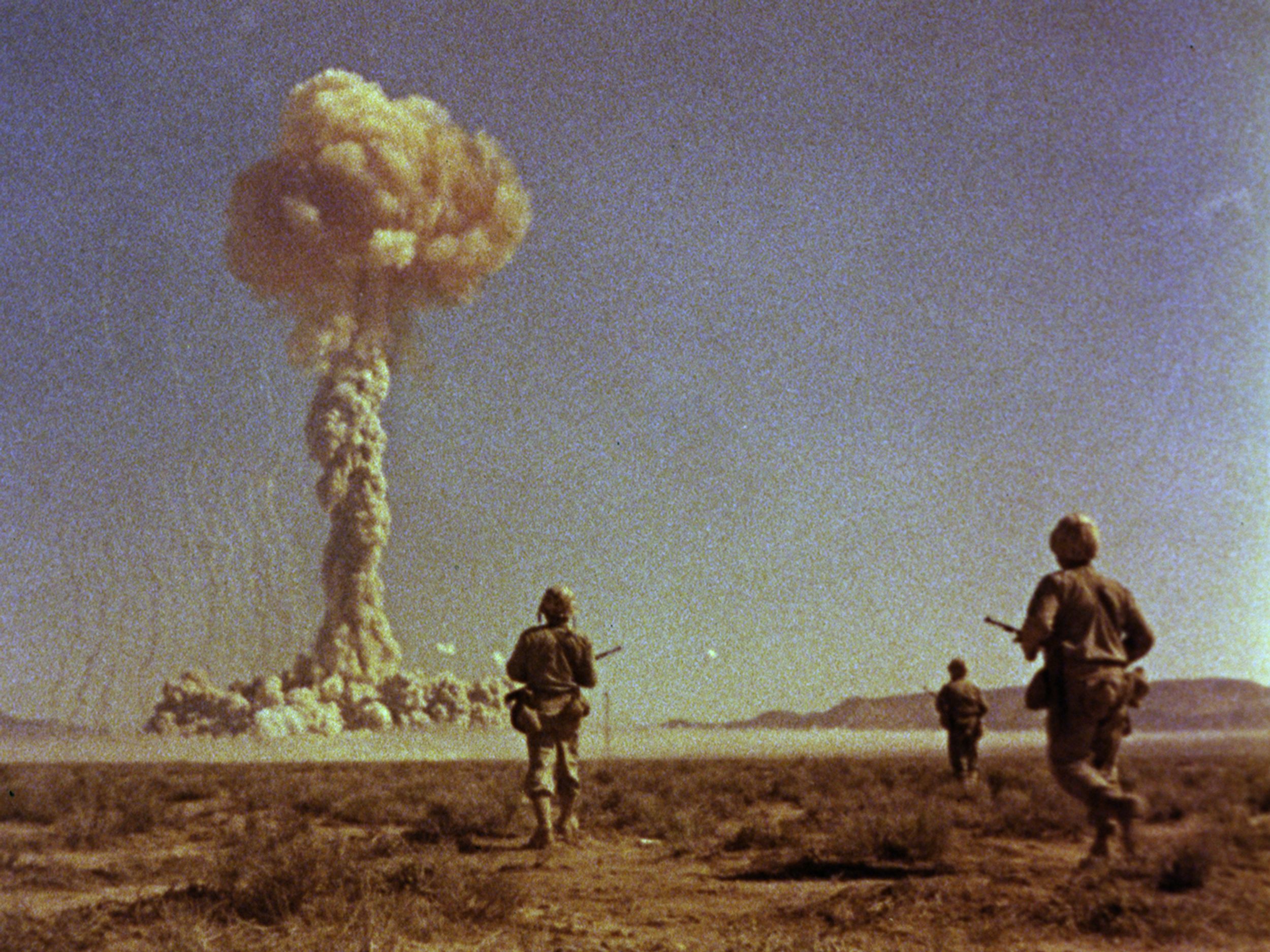 Kadr z filmu "Atomowa kawiarnia" - lista 15 filmów o wojnie atomowej, które warto zobaczyć